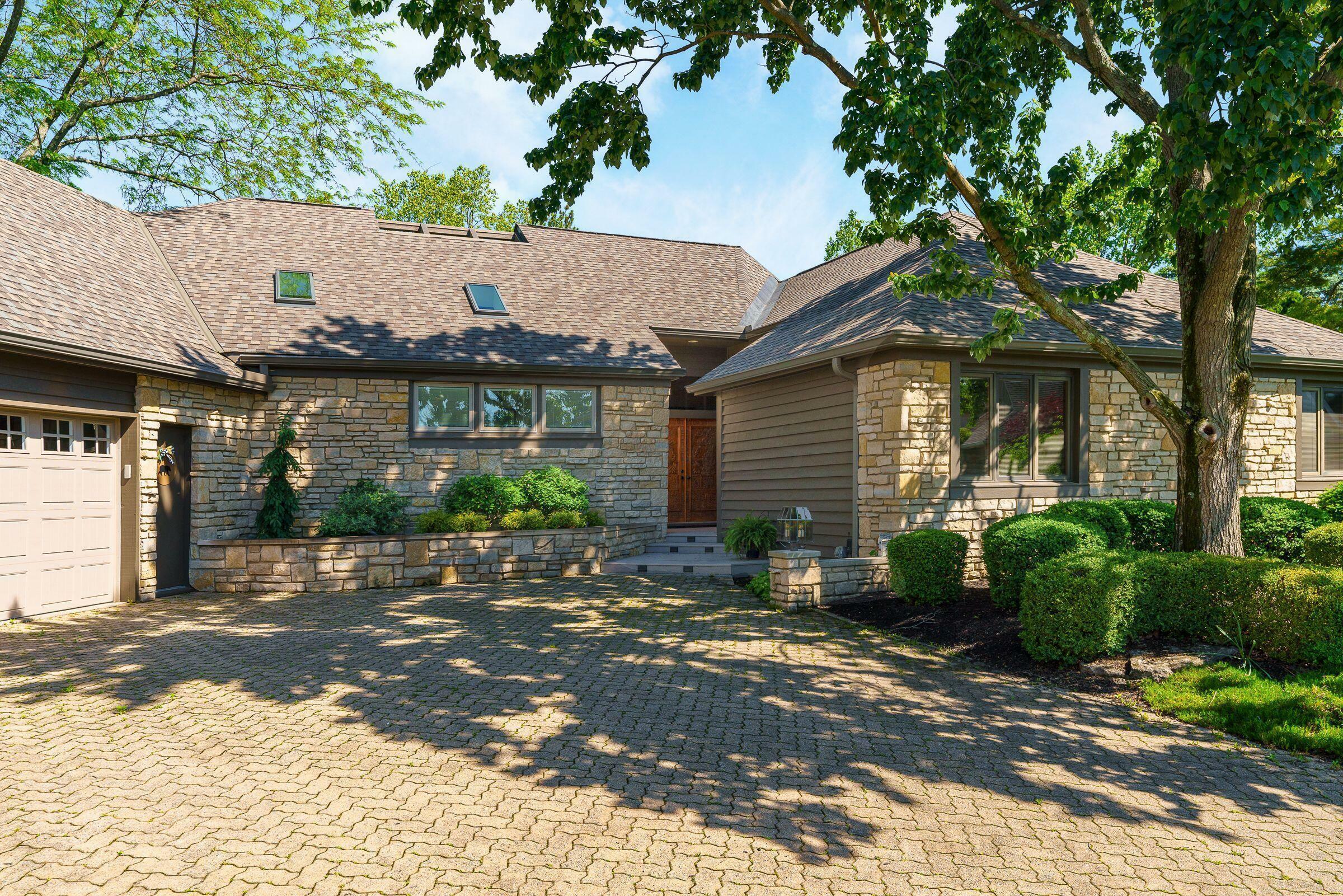 Property Photo:  4905 Pleasant Valley Drive  OH 43220 