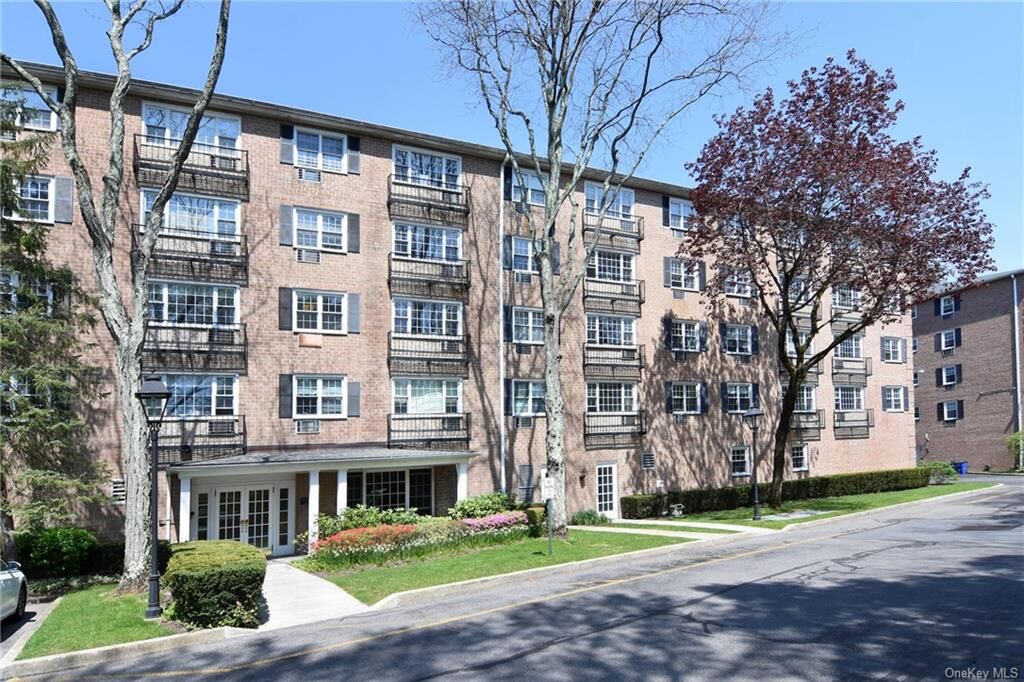 Property Photo:  3 Consulate Drive 1A  NY 10707 