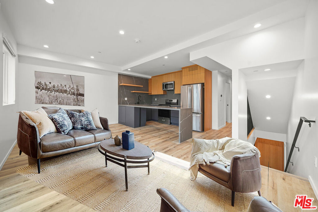 Property Photo:  849 N Mariposa Avenue  CA 90029 