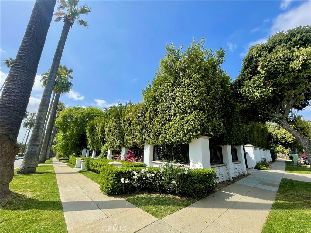 Property Photo:  631 N Hillcrest Road  CA 90210 