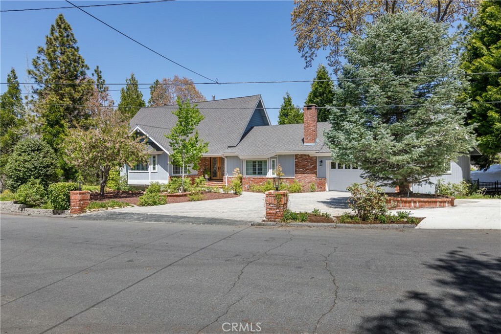 Property Photo:  881 Como Lane  CA 92352 