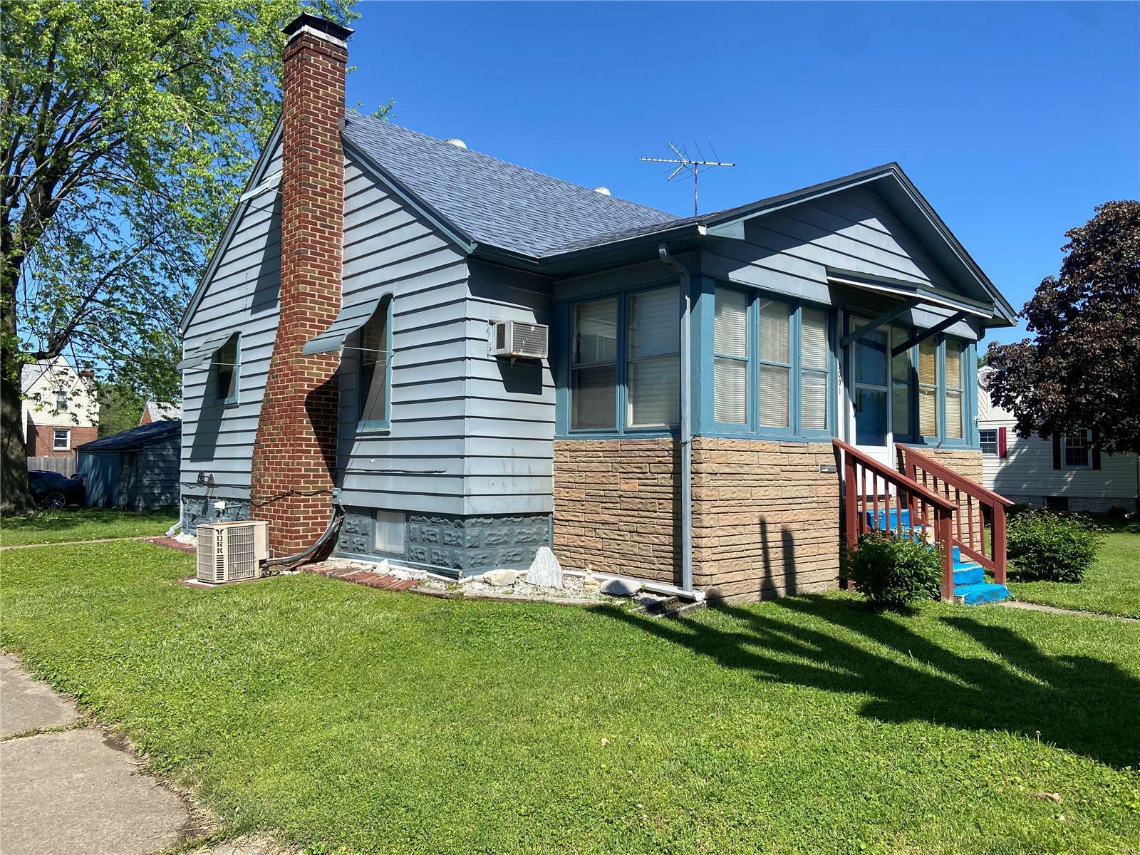 Property Photo:  3001 Warren Avenue  IL 62040 