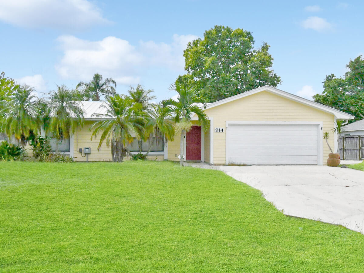 Property Photo:  914 SW John Maccormack Ter Terrace  FL 34953 