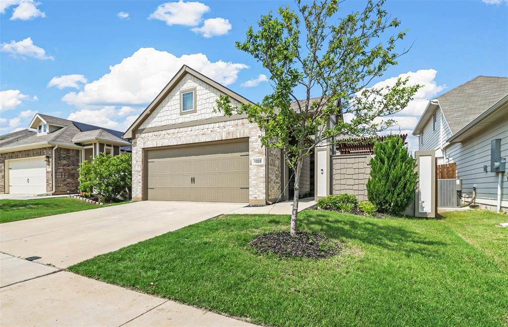 Property Photo:  1008 Crockett Street  TX 76227 