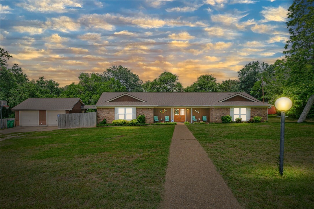 Property Photo:  426 Winding Oaks Drive  TX 76705 