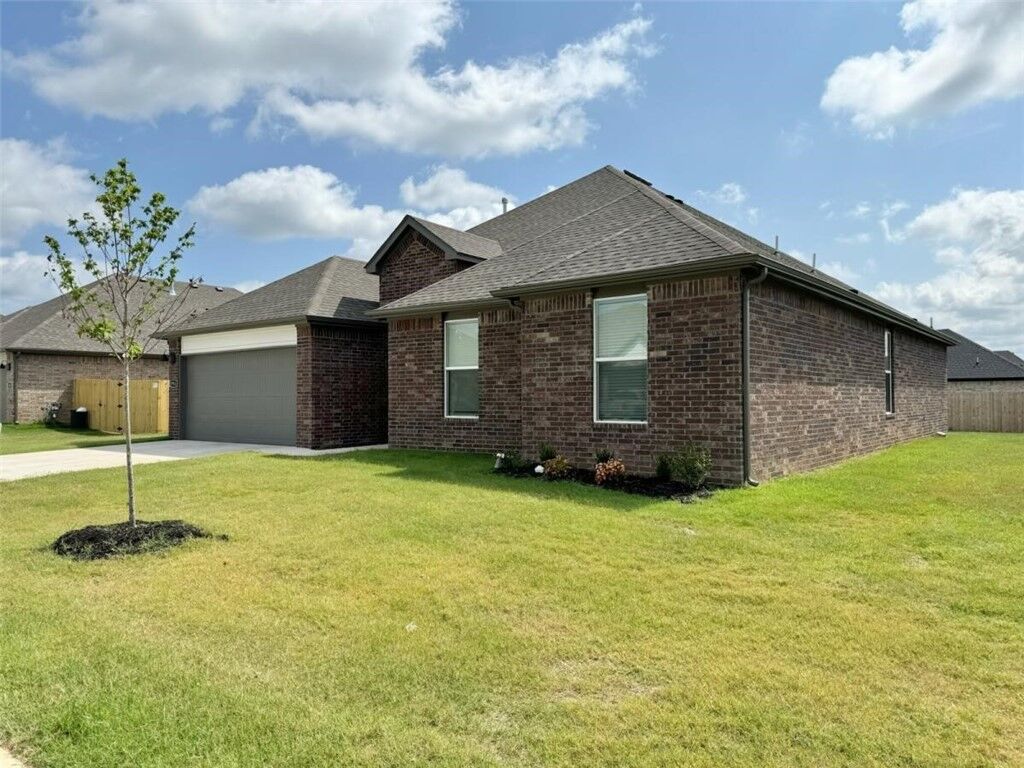 Property Photo:  1914 Hahn Street  AR 72751 