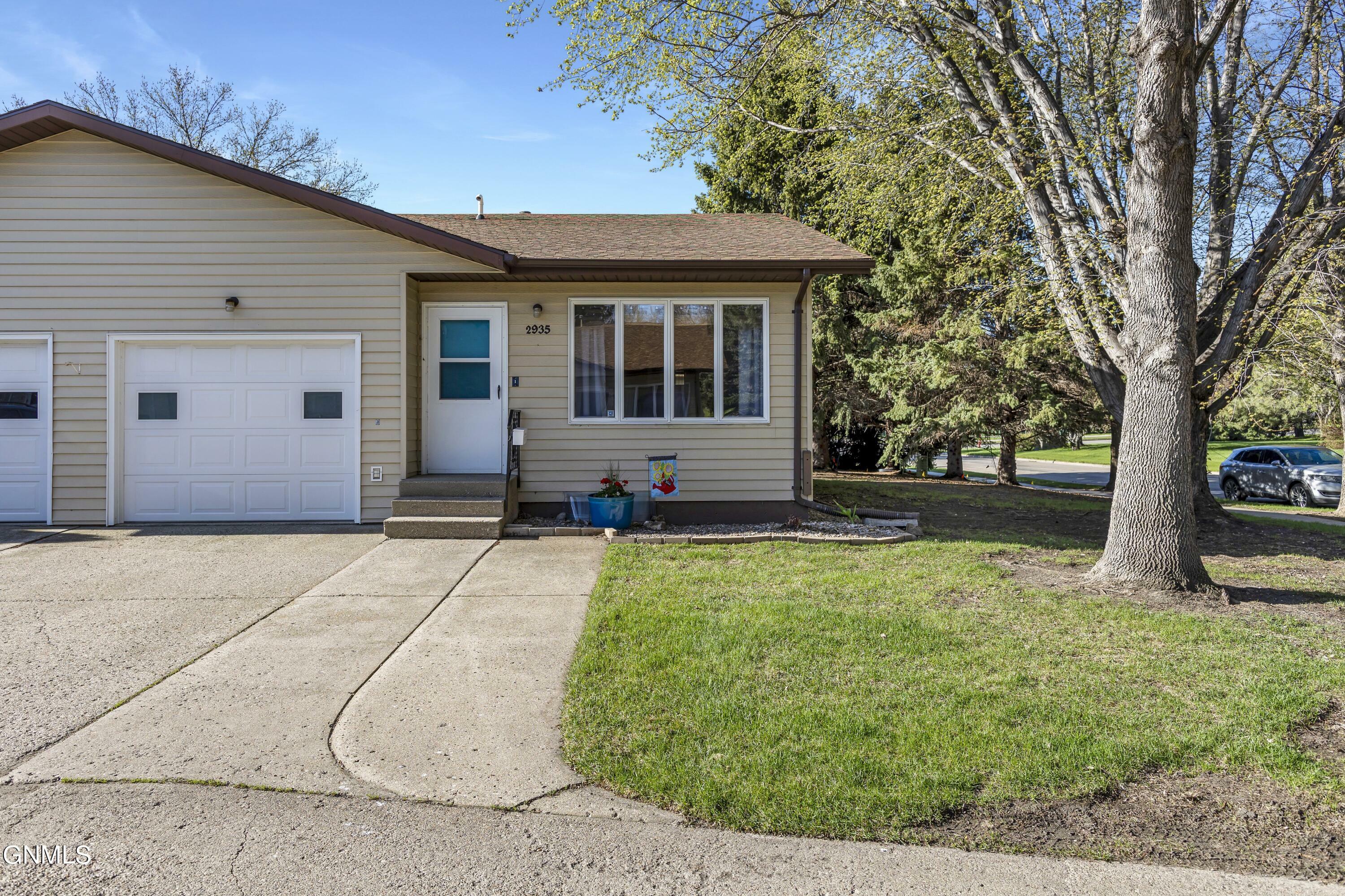 Property Photo:  2935 Manitoba Lane  ND 58503 