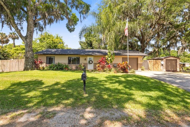 Property Photo:  1014 E Stacy Lane E  FL 32168 