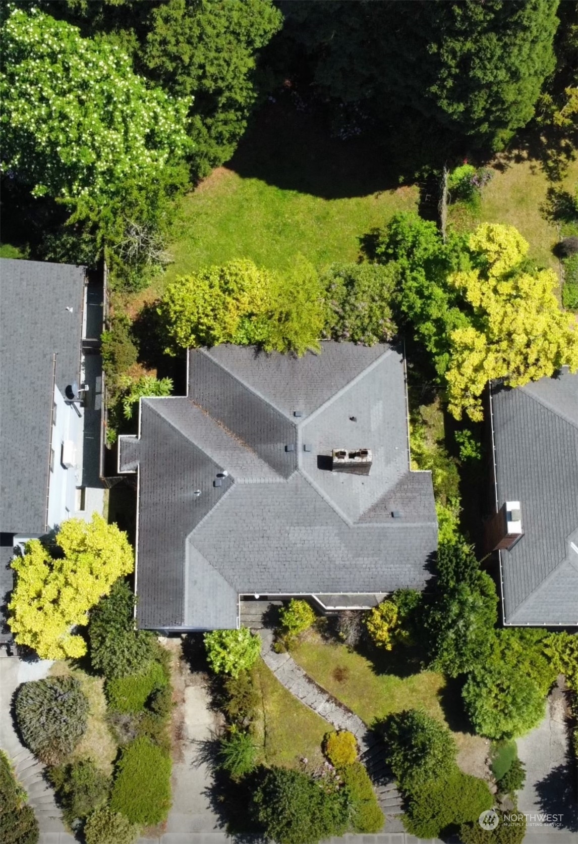 Property Photo: 3020 W Viewmont Way W WA 98199