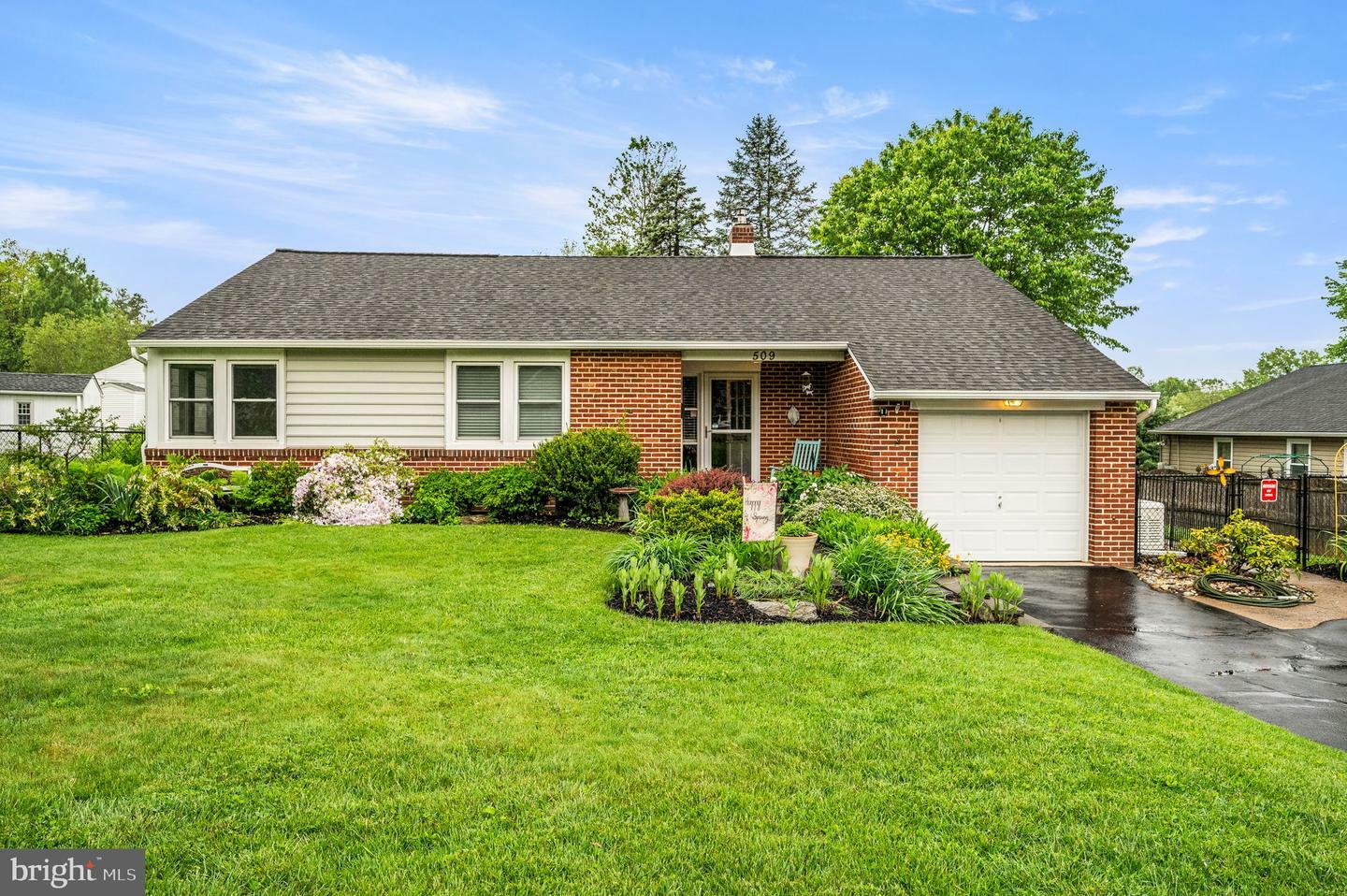 Property Photo: 509 E Heather Road PA 19075