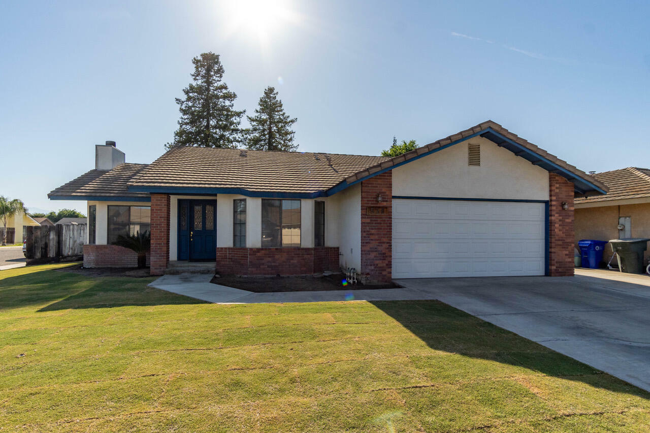 Property Photo:  526 N Fir Way  CA 93257 