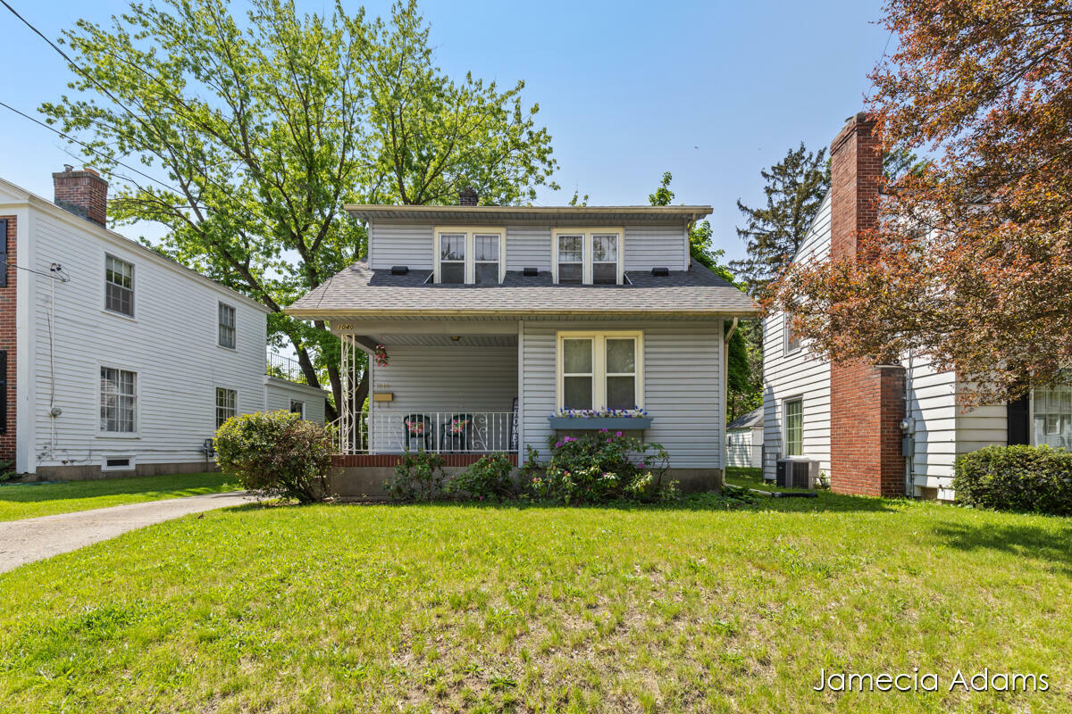 Property Photo:  1040 Alger Street SE  MI 49507 