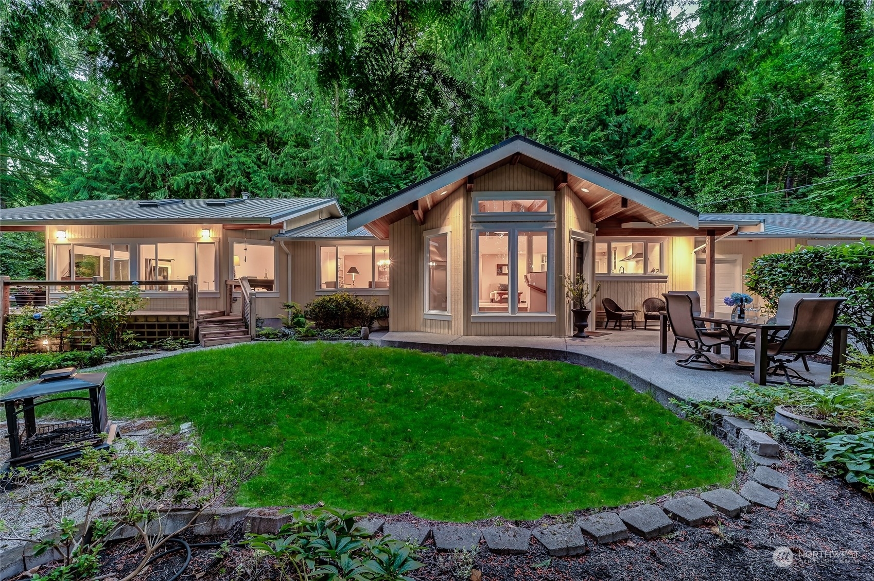 Property Photo:  835 Wildwood Boulevard SW  WA 98027 