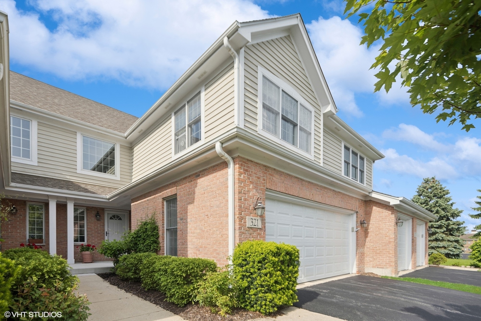 Property Photo:  321 Turnberry Lane  IL 60137 