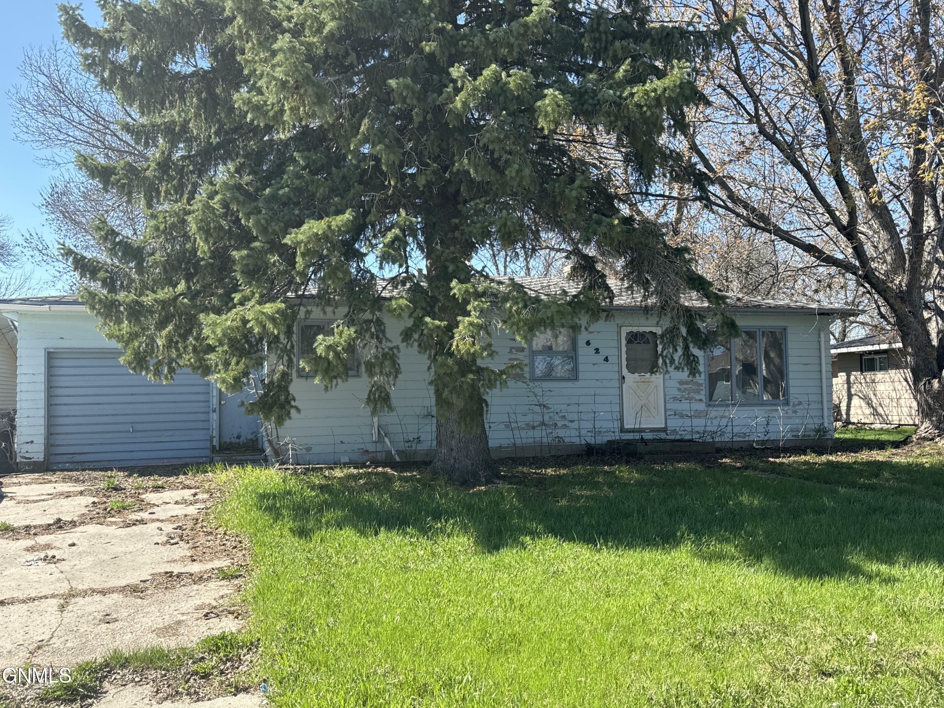 Property Photo:  624 4th Street S  ND 58421 