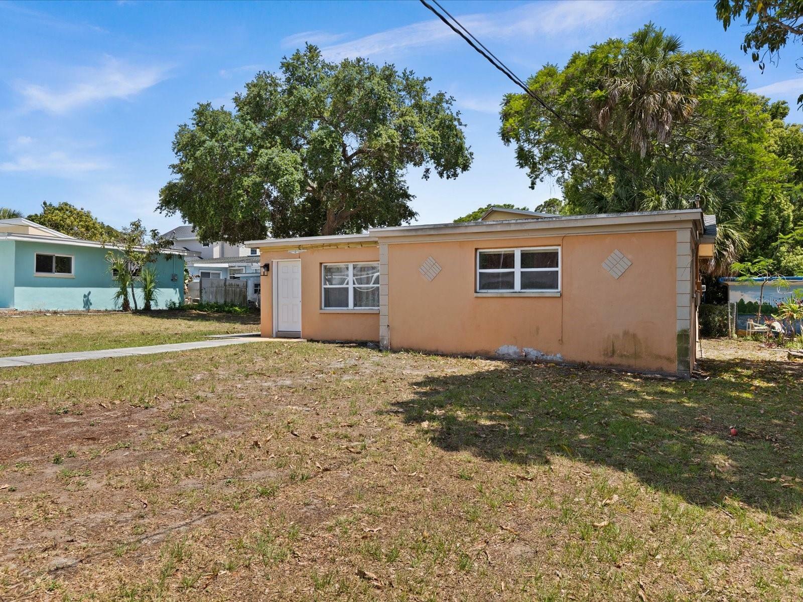 Property Photo:  524 W Spruce Street  FL 34689 