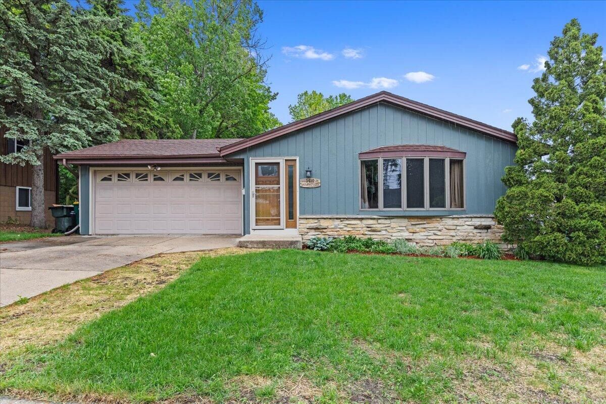 Property Photo:  1410 Alder St  WI 53090 