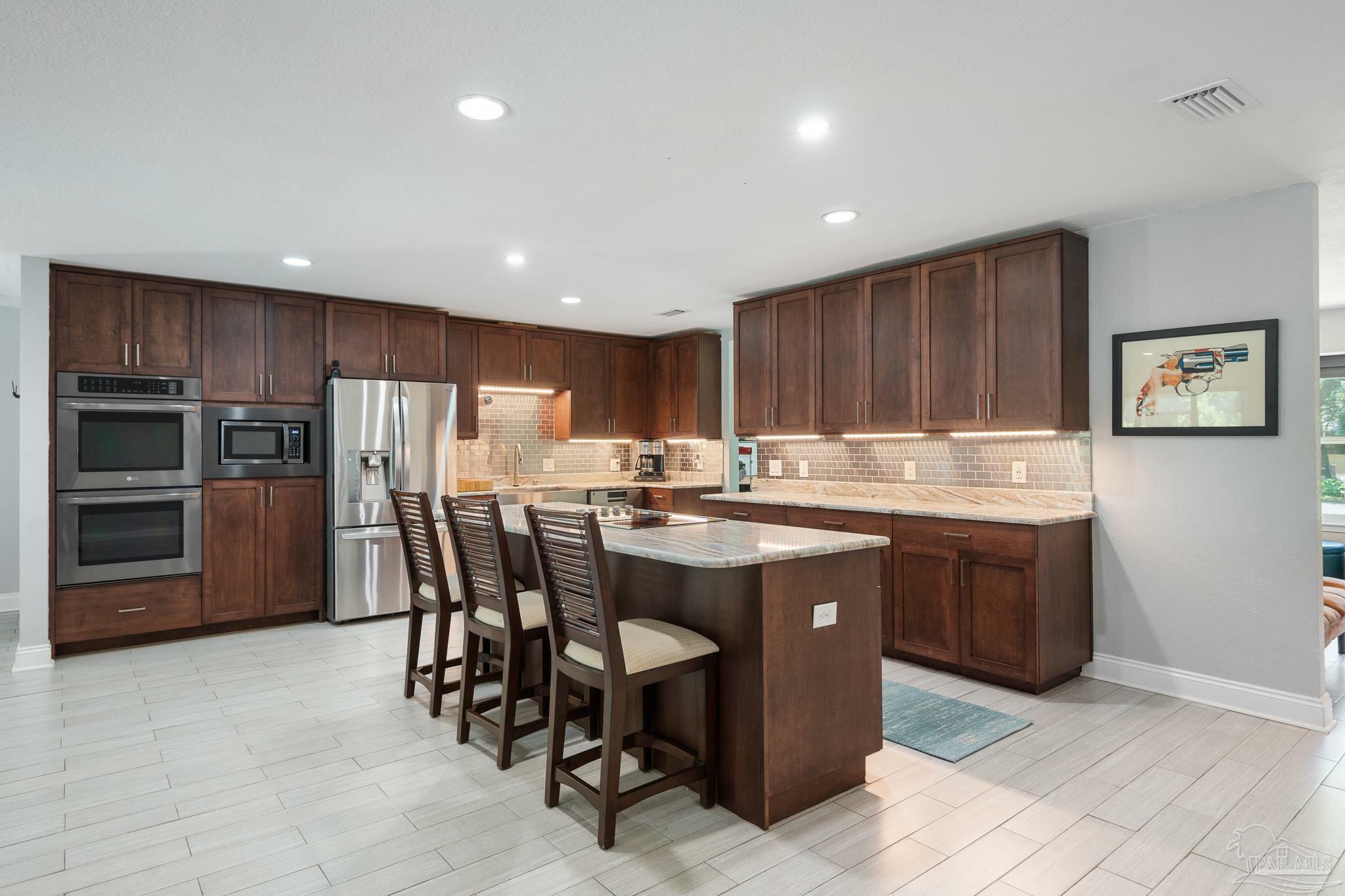 Property Photo: 127 Windsor Pl FL 32561