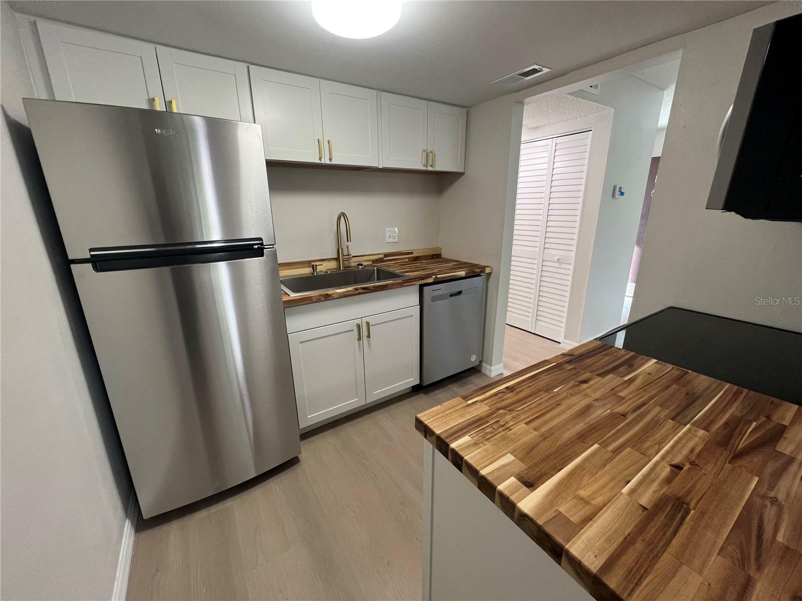 Property Photo:  2611 Pine Lake Terrace B  FL 34237 