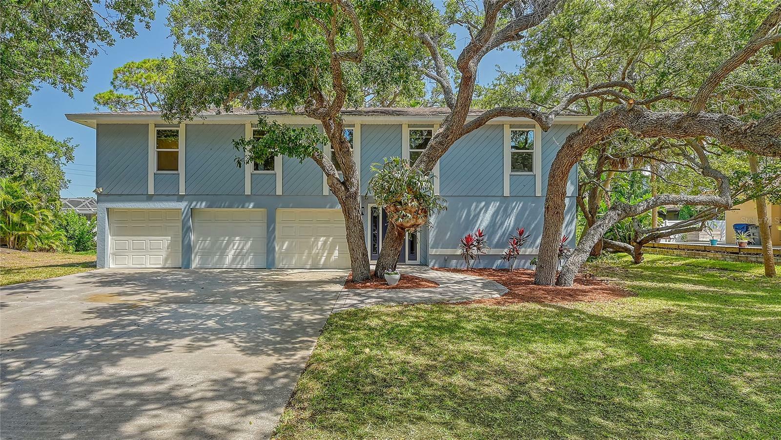 Property Photo:  1647 Baywinds Lane  FL 34231 