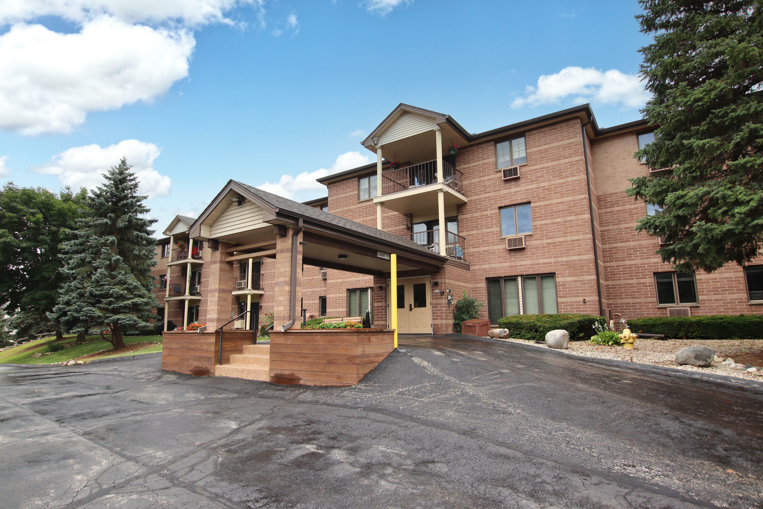 Property Photo:  530 N Silverbrook Dr 229  WI 53090 