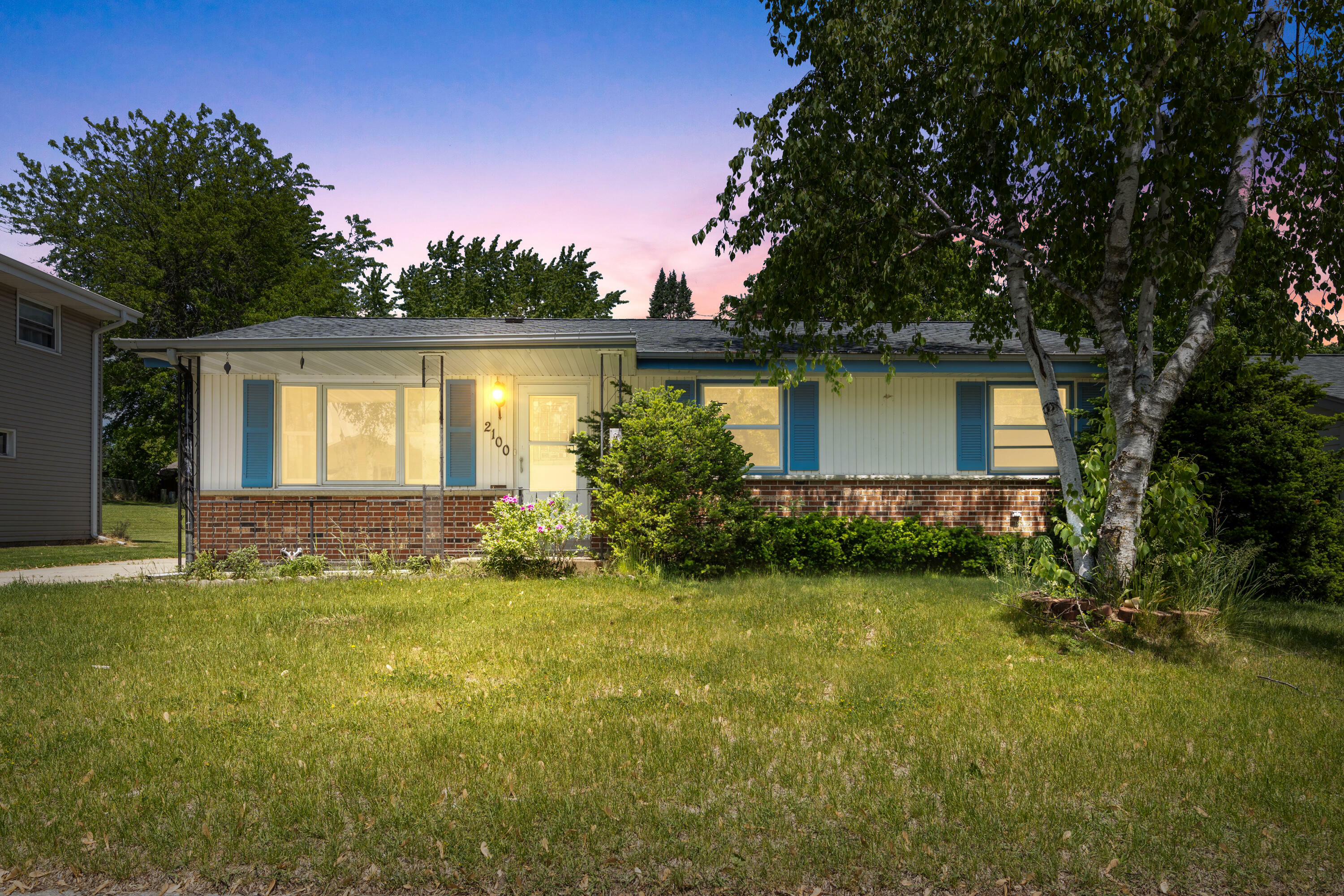 Property Photo:  2100 Lenora Dr  WI 53090 