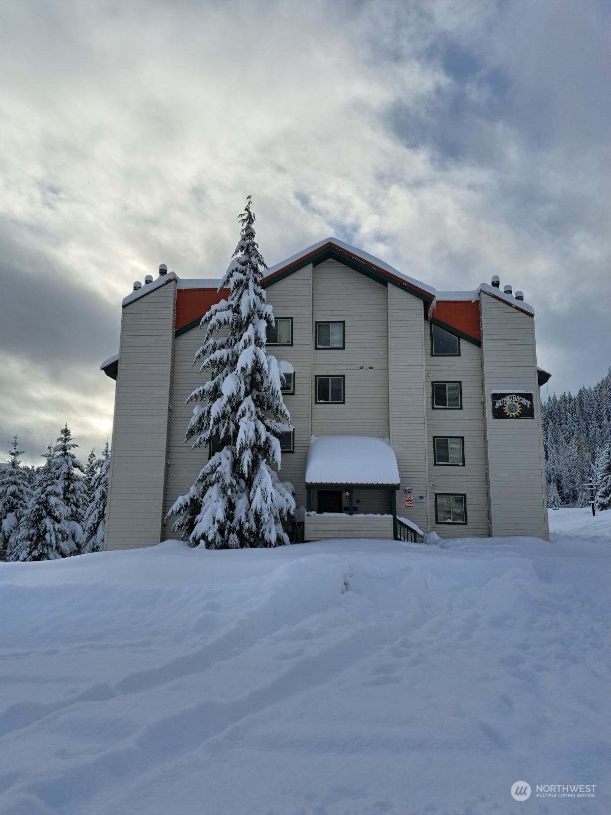 Property Photo: 221 E Hyak Drive 402 WA 98068
