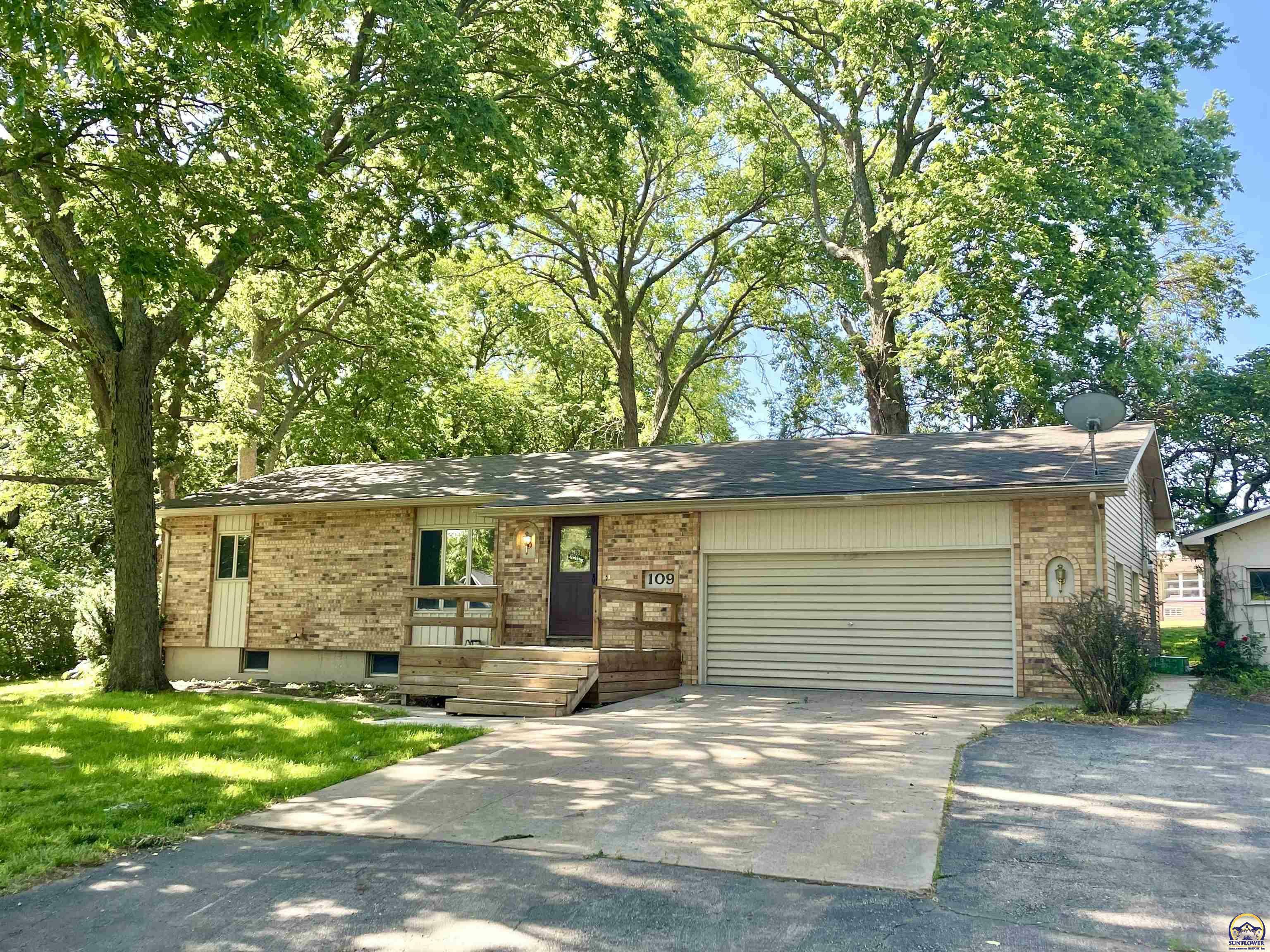 Property Photo:  109 Sunrise Ct  KS 66070 