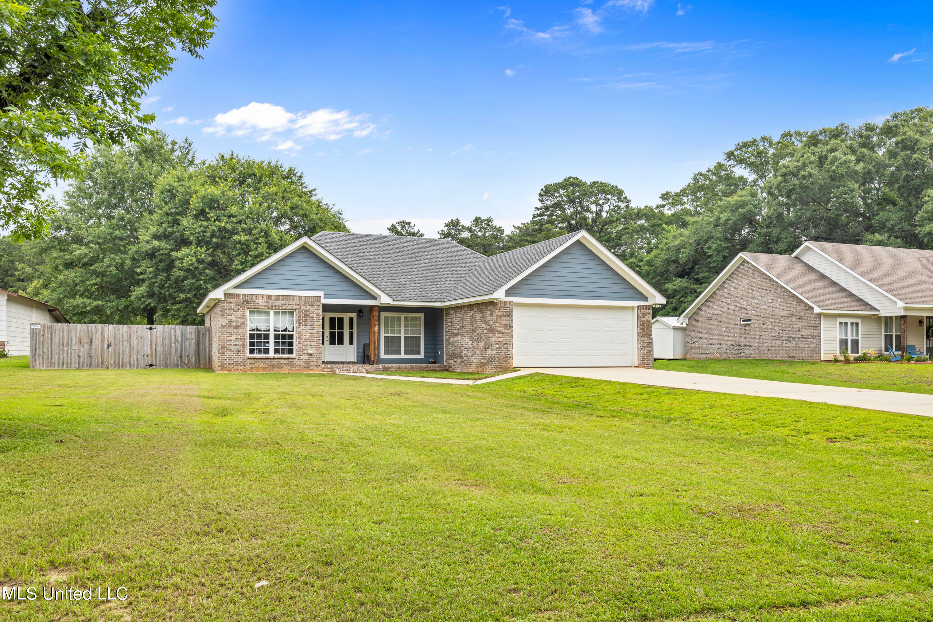 Property Photo:  515 W Border Avenue  MS 39577 