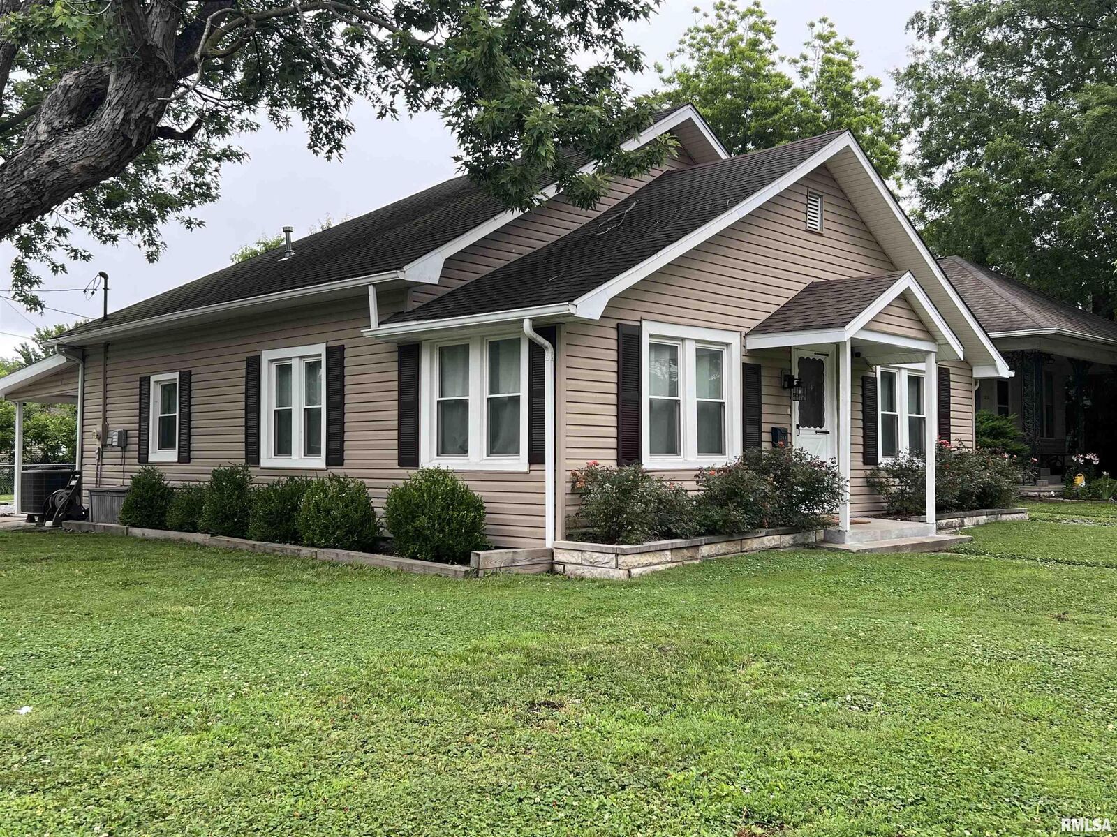 Property Photo: 208 W Grand Avenue IL 62918