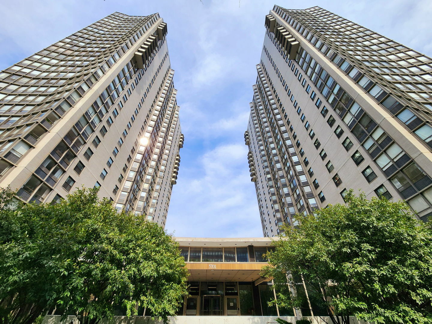 Property Photo:  5701 N Sheridan Road 19T  IL 60660 