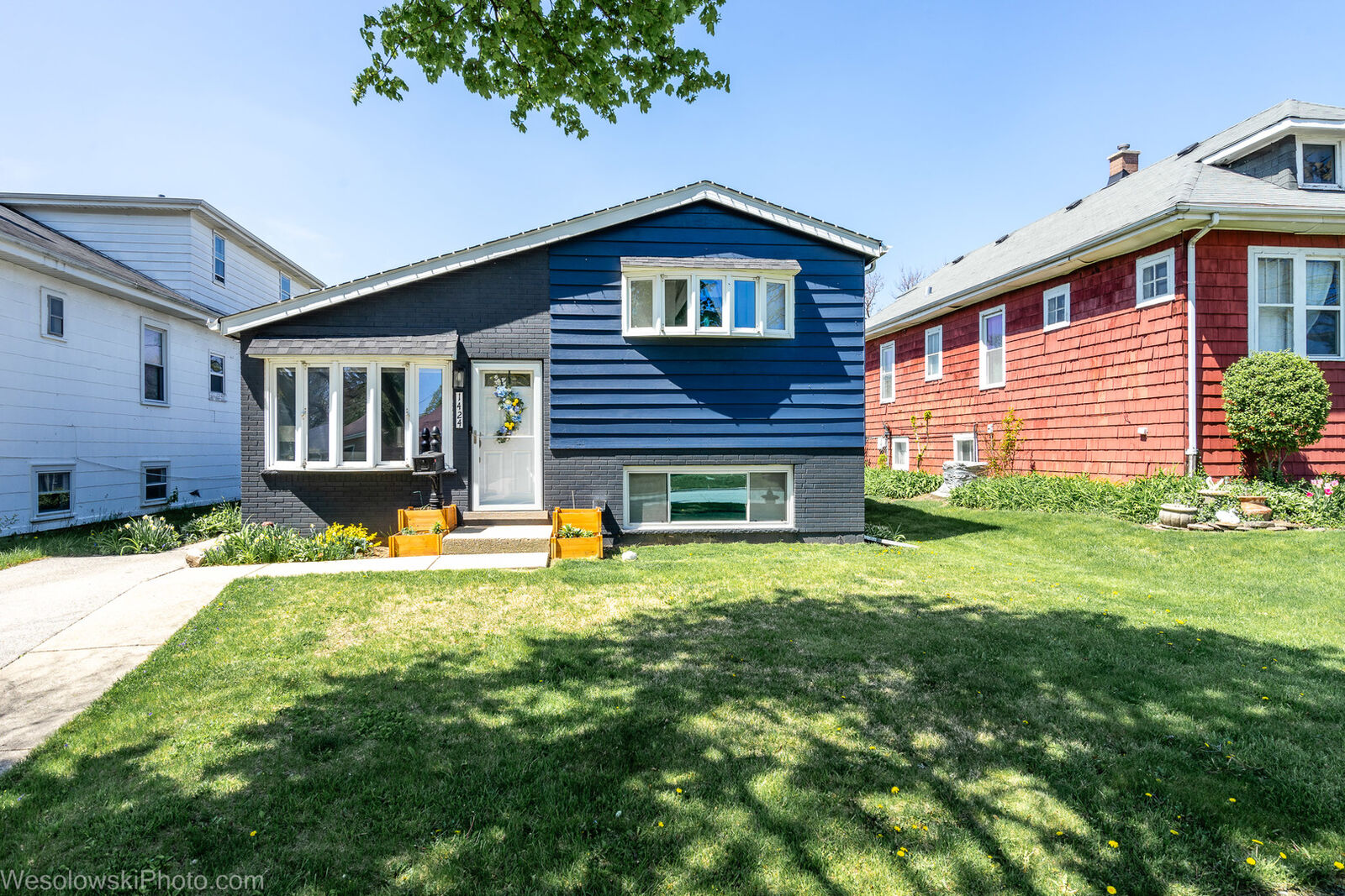 Property Photo: 1424 N Ashbel Avenue IL 60163