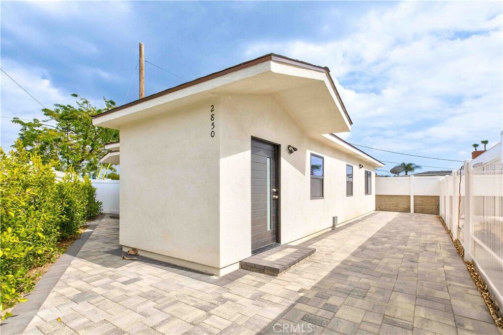 Property Photo: 2850 N Frederic Boulevard CA 91504