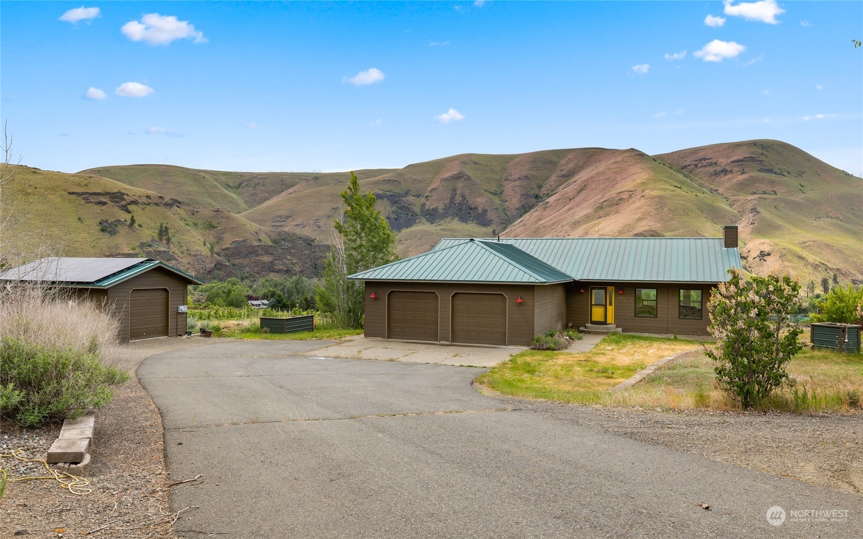 Property Photo:  420 Canyon River Terrace  WA 98926 