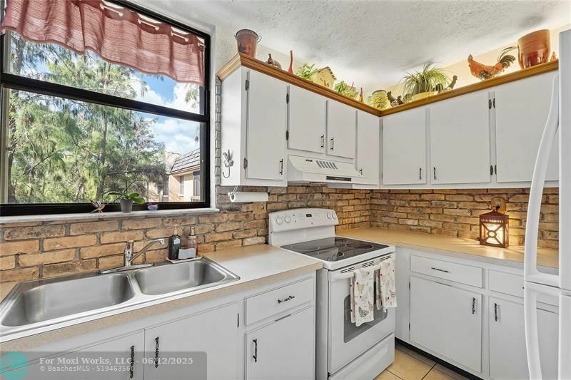 Property Photo: 8437 Forest Hills Dr 301-G FL 33065