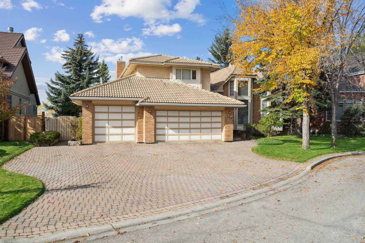 Property Photo:  139 Woodacres Drive SW  AB T2W 4V8 