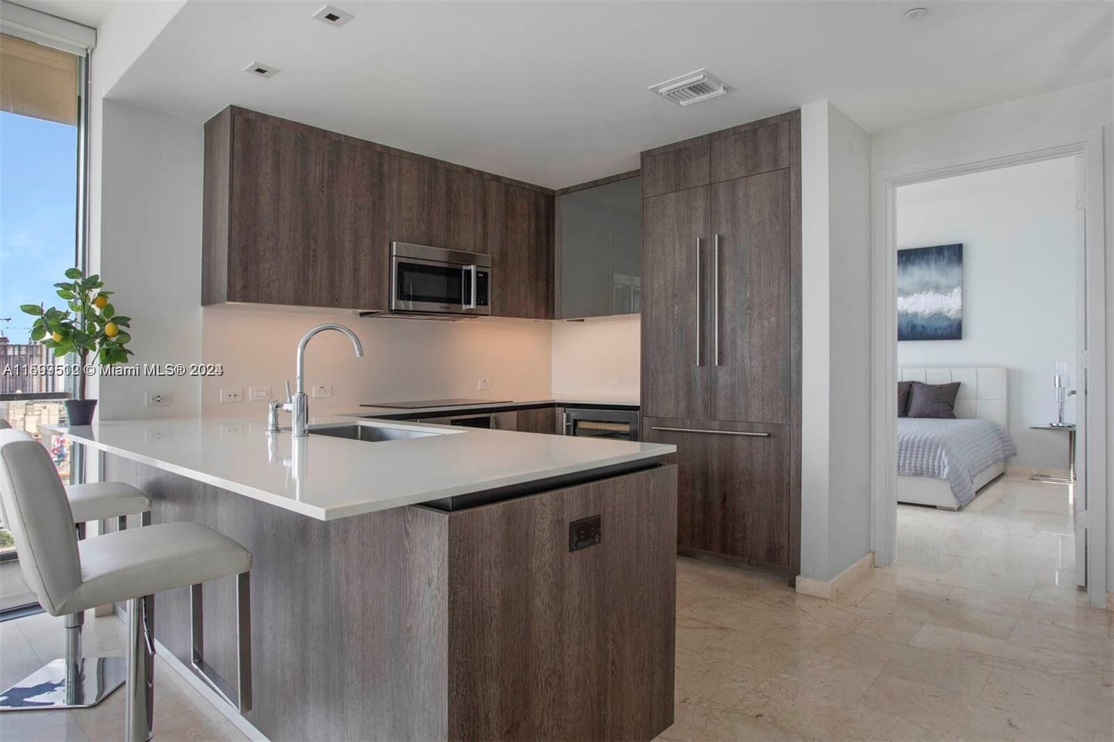 Property Photo:  68 SE 6th St 2412  FL 33131 