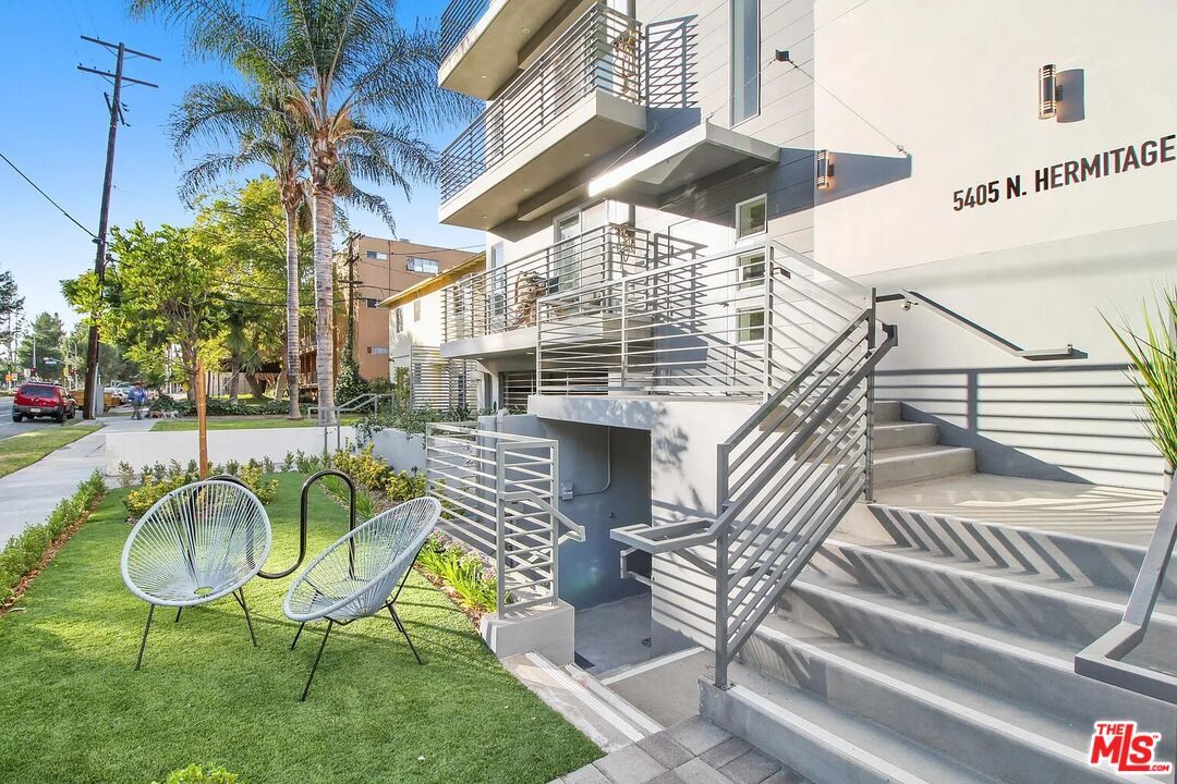 Property Photo:  5405   Hermitage Ave 401  CA 91607 