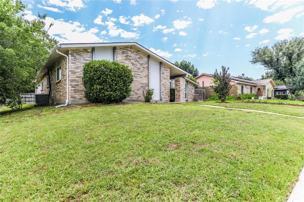Property Photo:  3718 Pinoak Drive  TX 75052 