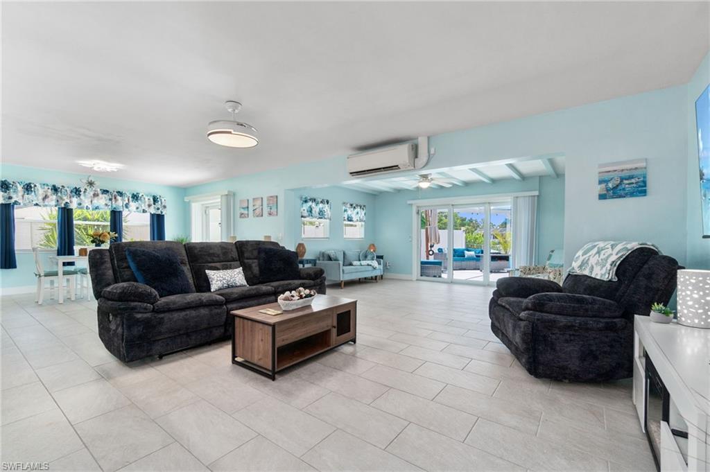 Property Photo:  1461 Venetian Ct  FL 33904 
