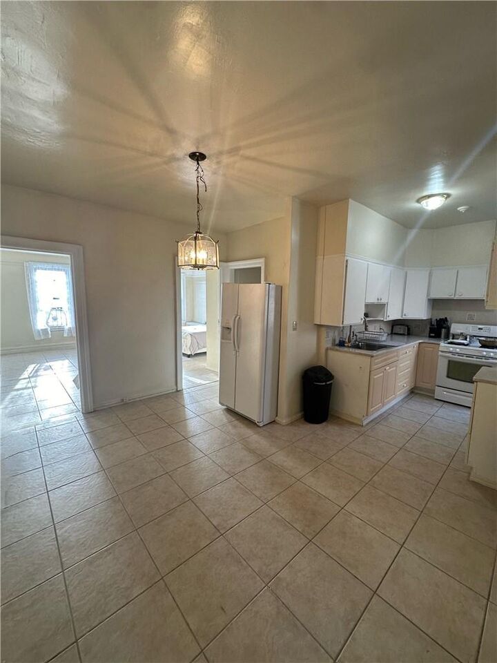 Property Photo: 2922 Barnes Avenue 6E NY 10467