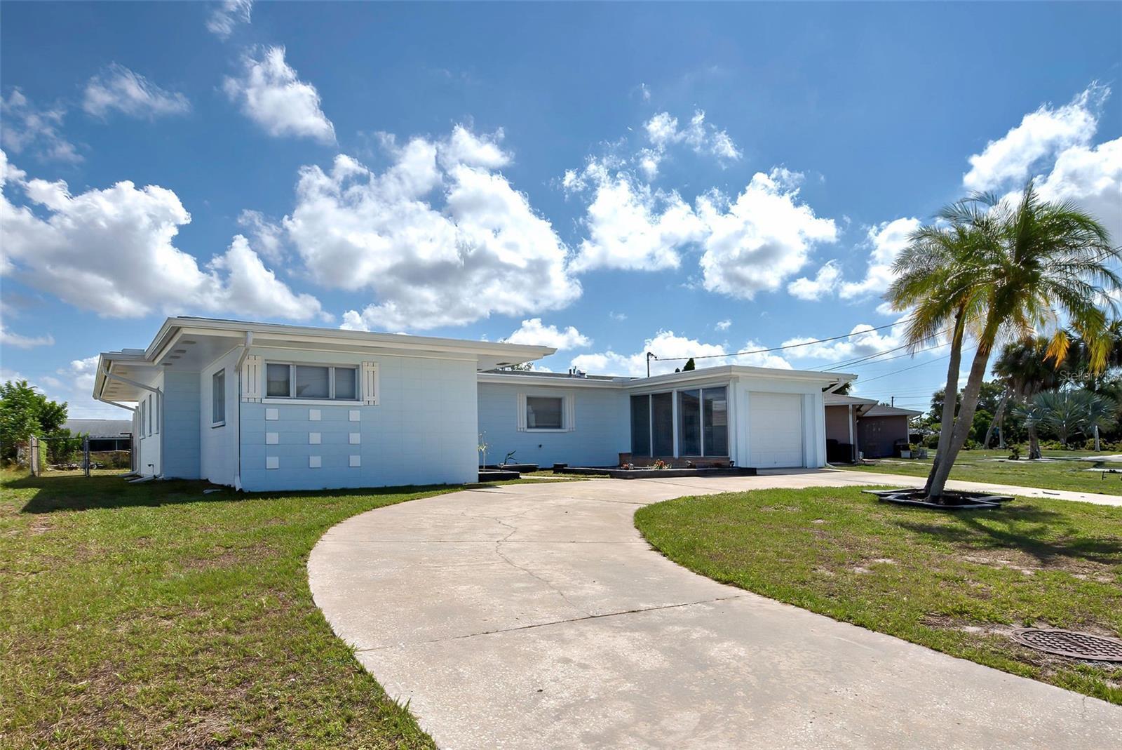 Property Photo: 437 Driftwood Road FL 34293