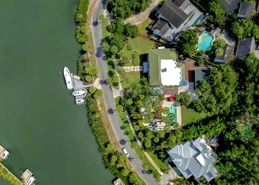 Property Photo:  828 Bayside Dr  FL 33609 