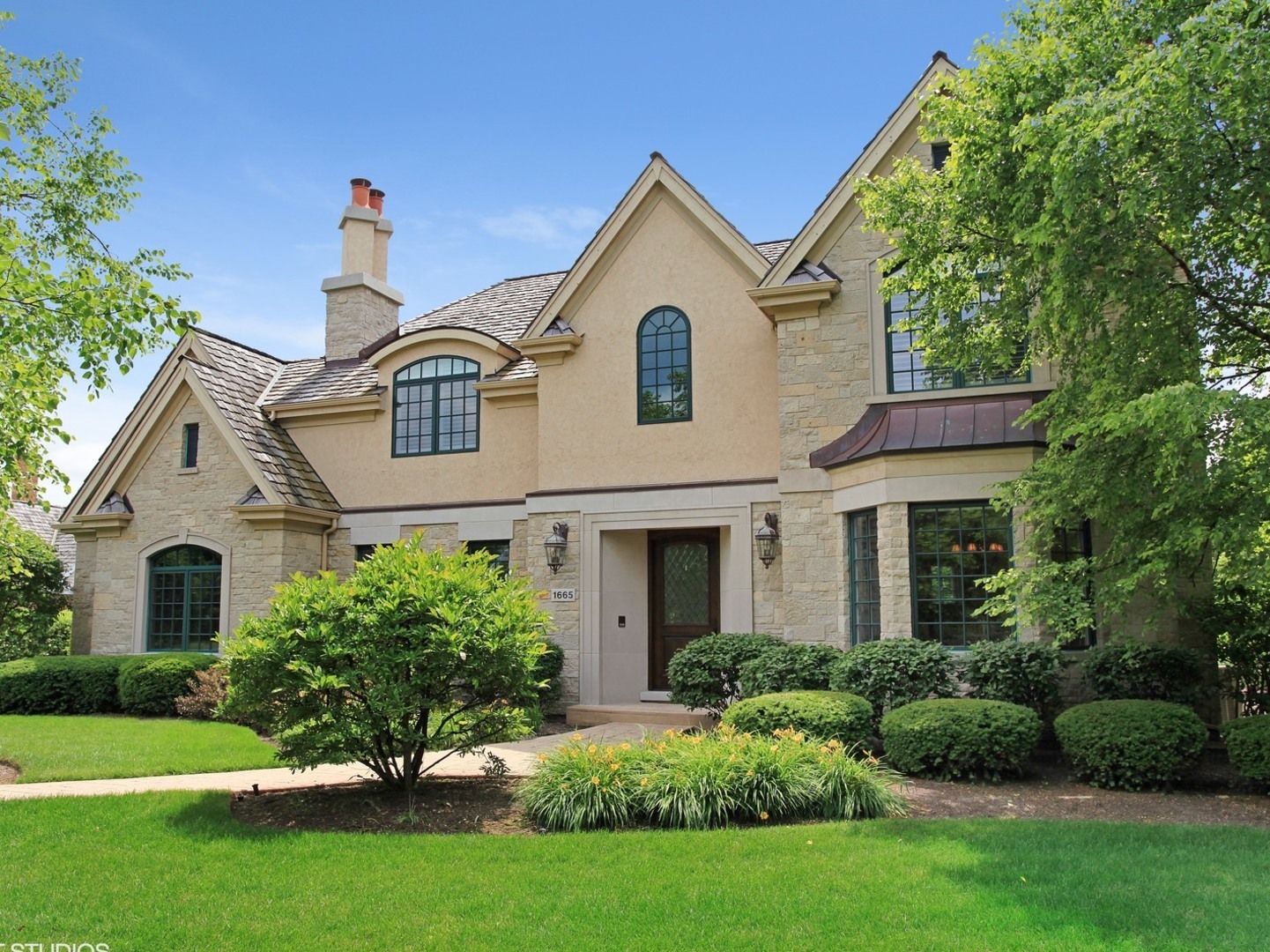 Property Photo: 1665 W Broadland Lane IL 60045