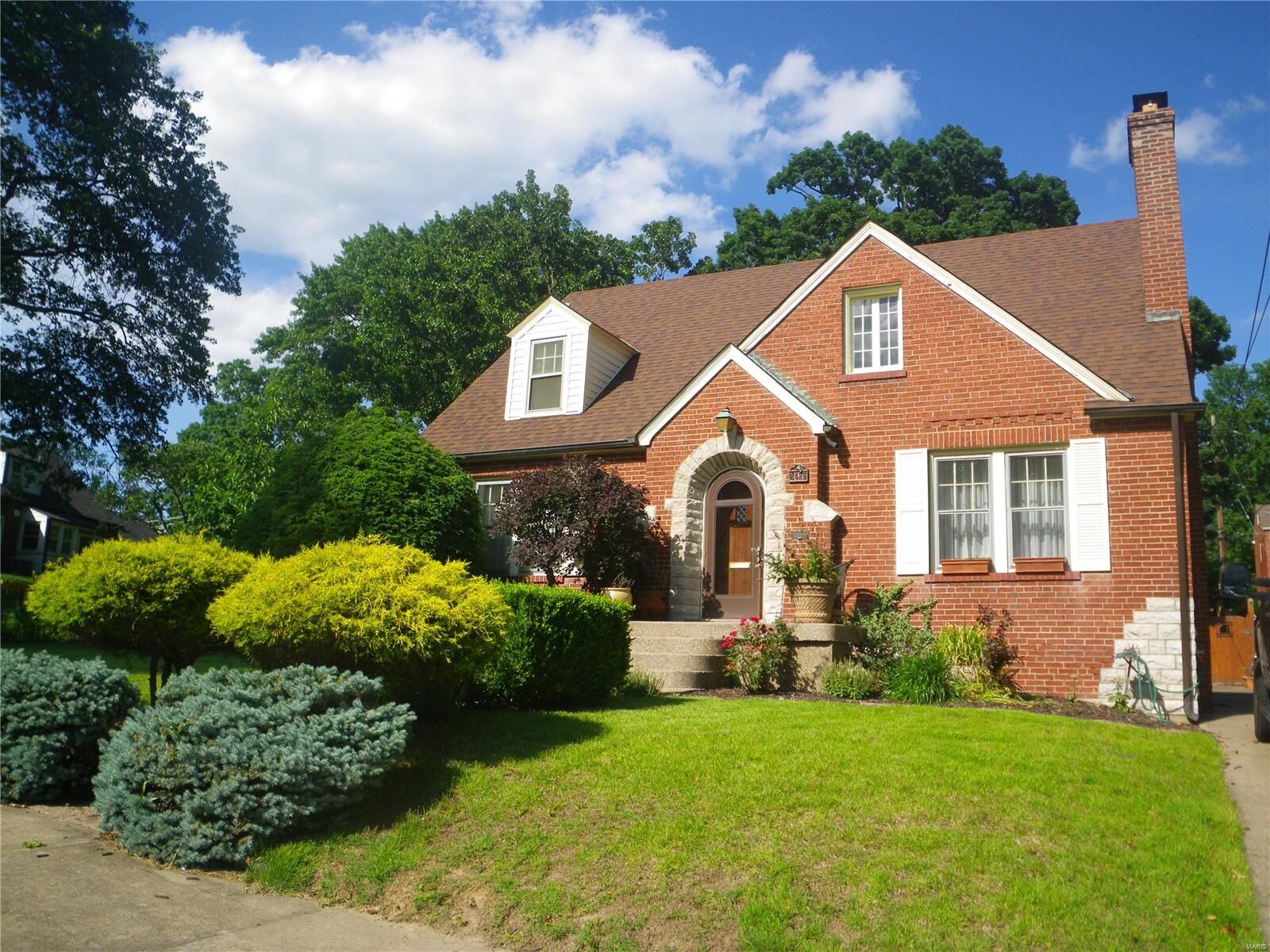 Property Photo: 8425 Knollwood Drive MO 63121