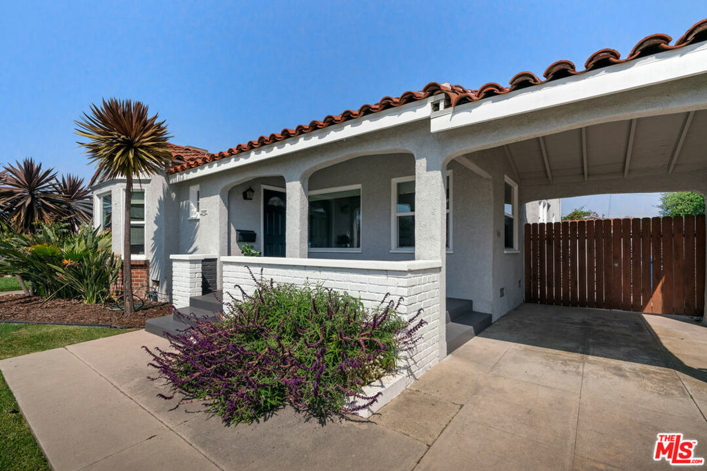 Property Photo:  3928 Degnan Boulevard  CA 90008 