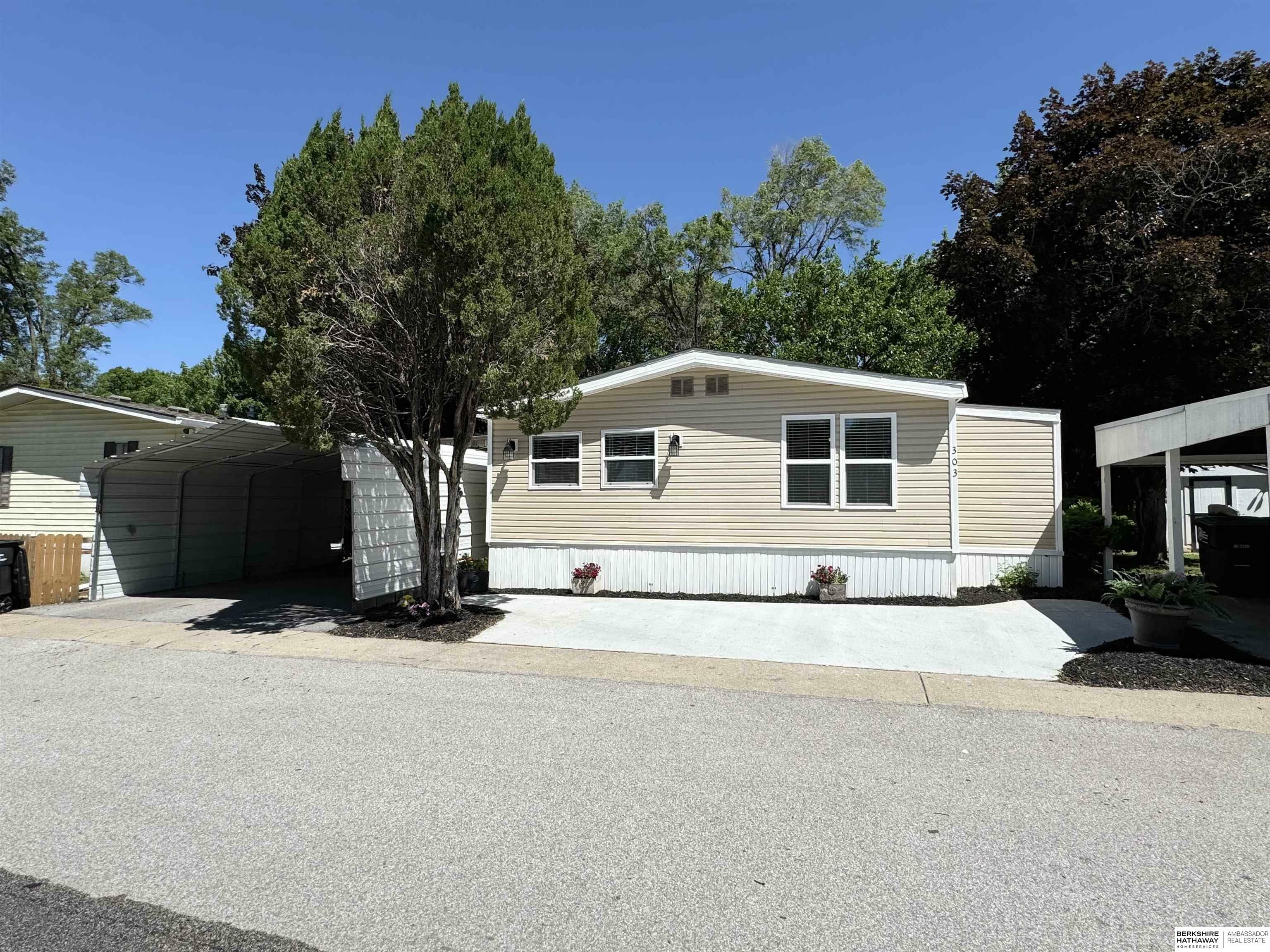 Property Photo: 12624 Manderson Plaza NE 68167