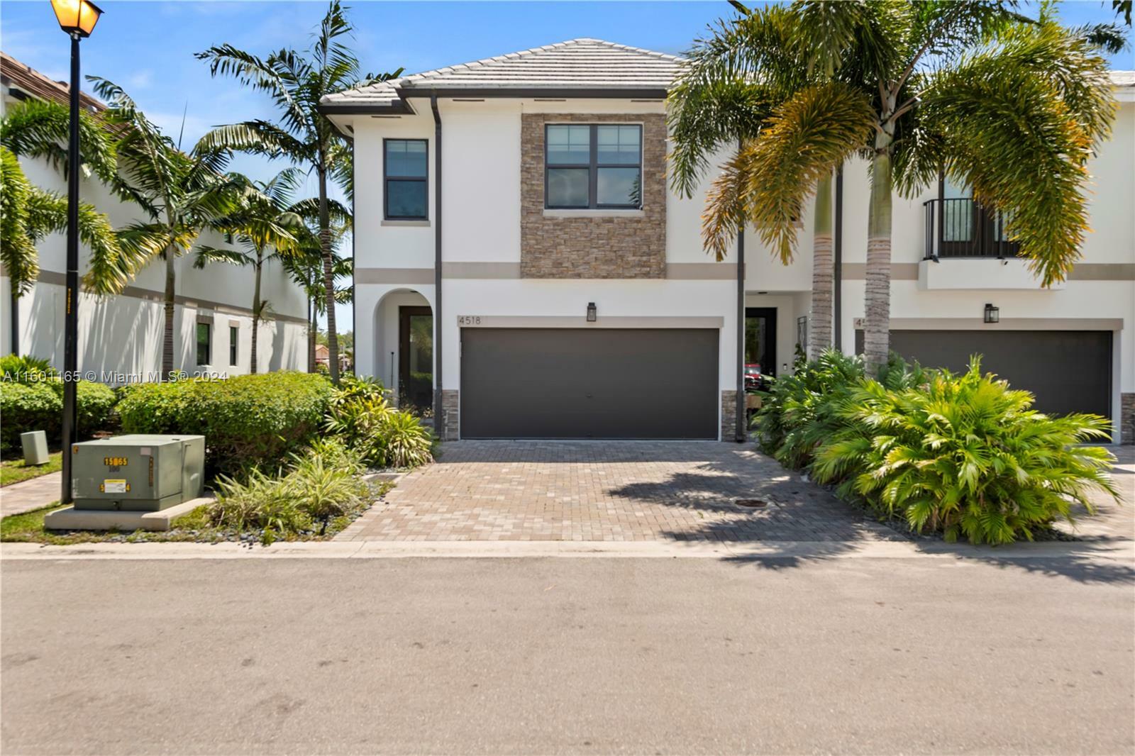 Property Photo:  4518 E Aqua Bella Ln 4518  FL 33312 