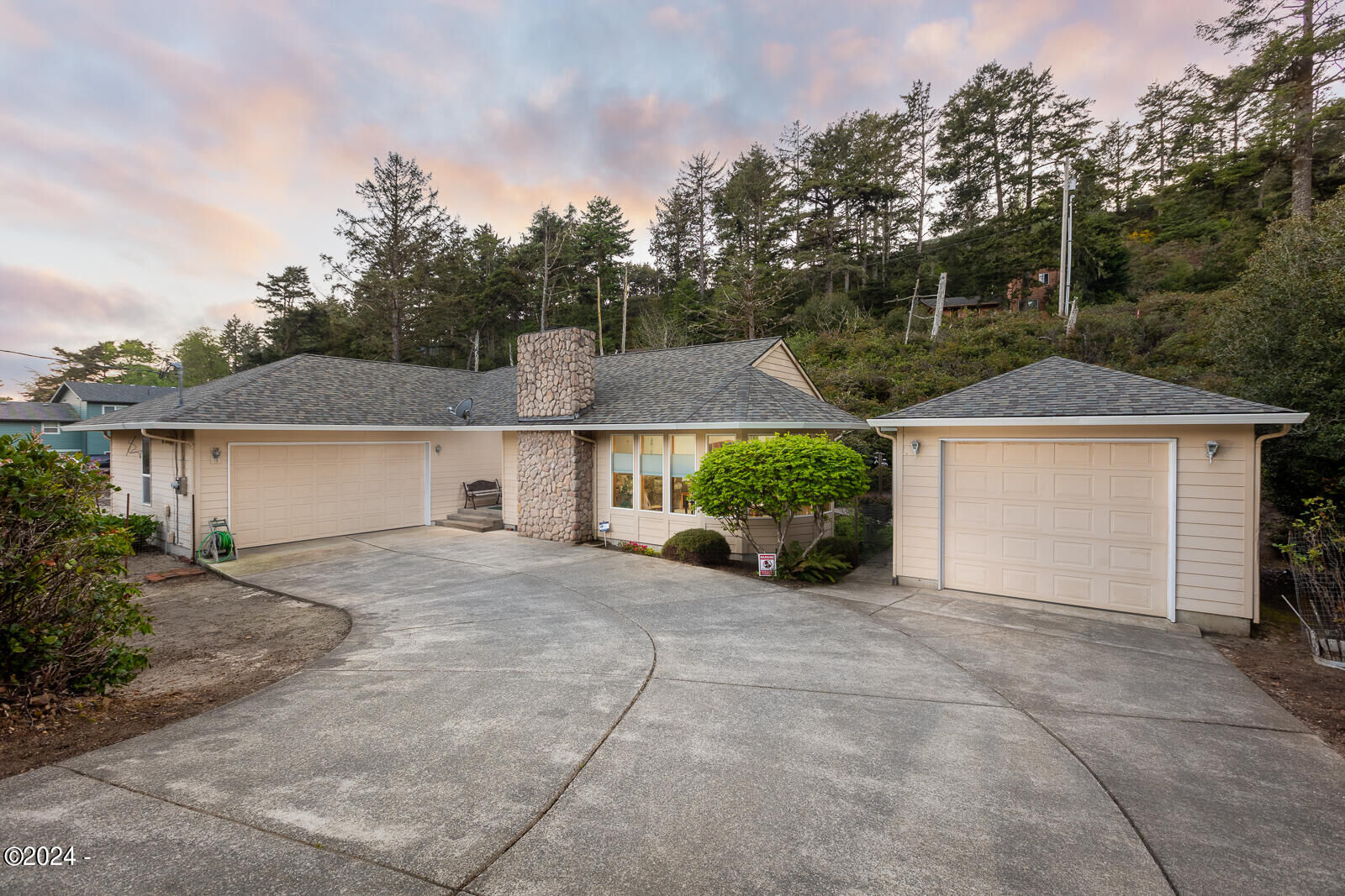 Property Photo: 32650 Circle Drive OR 97135