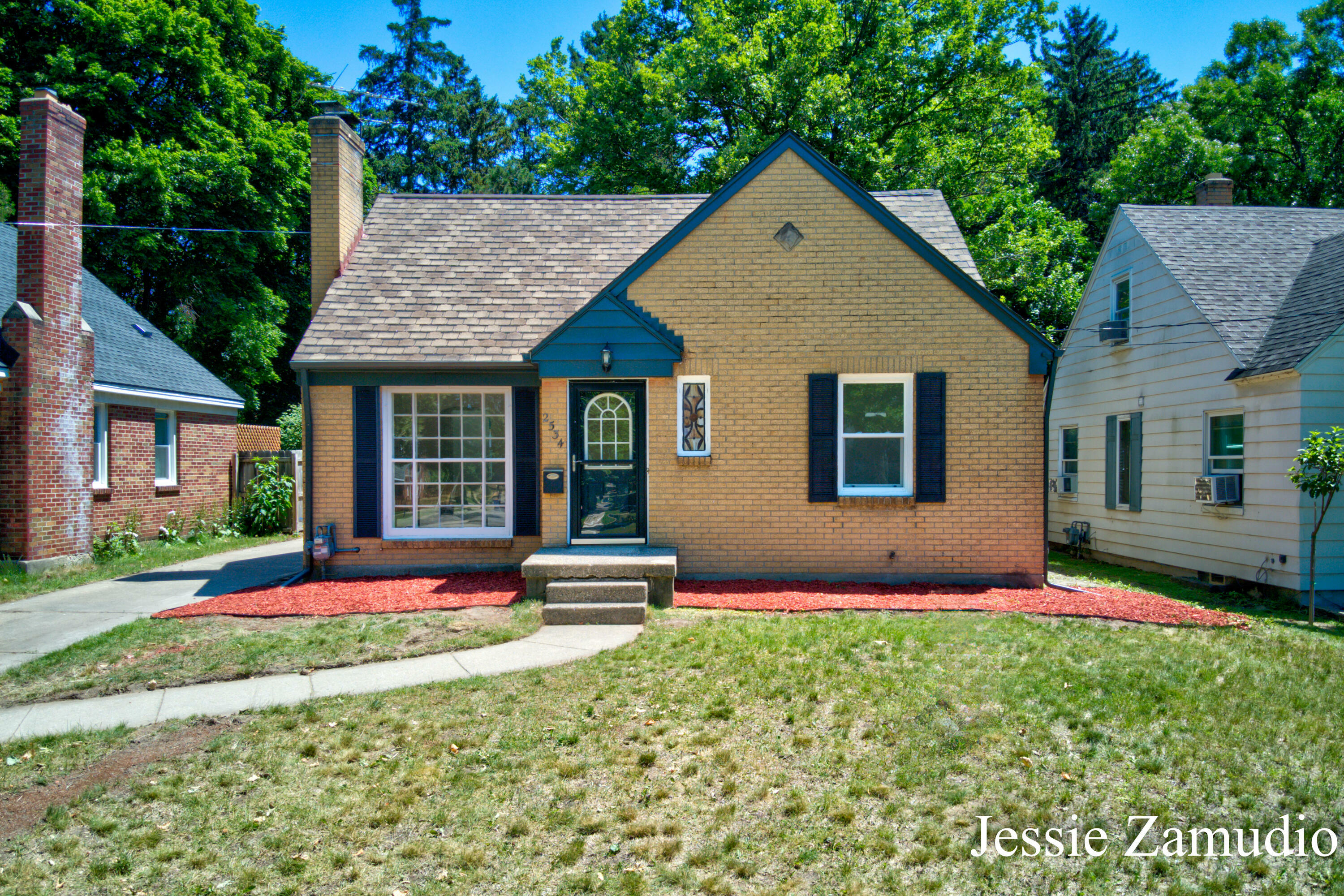 Property Photo:  2534 Brooklyn Avenue SE  MI 49507 